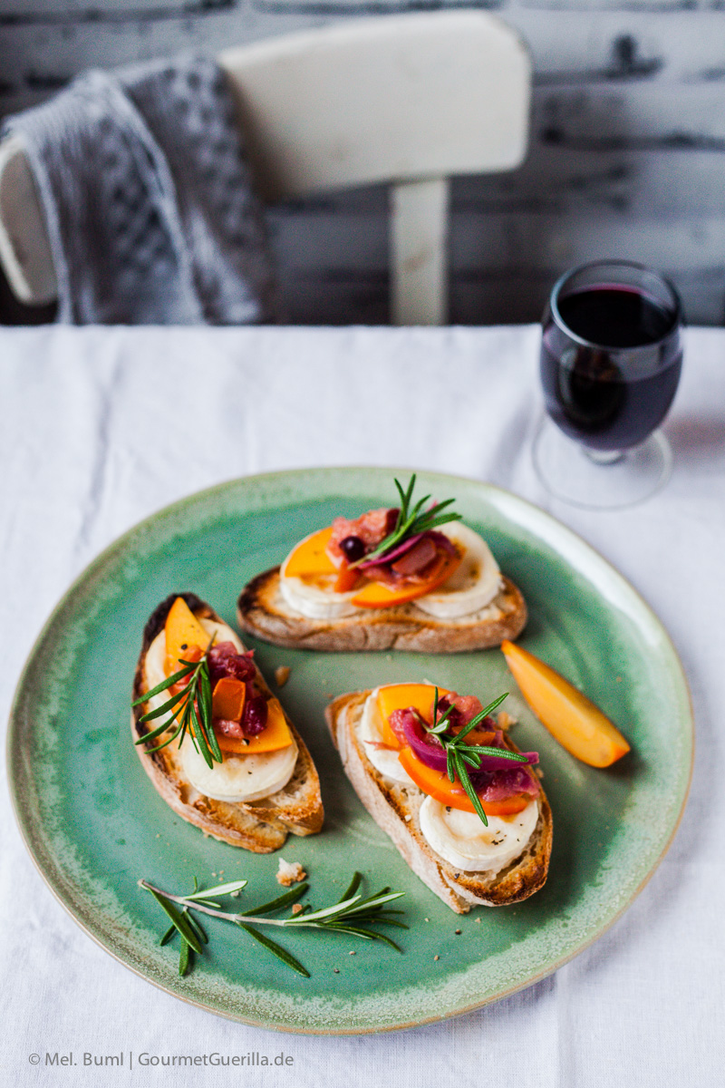 Crostini with goat's cheese and Persimon cranberry chutney | GourmetGuerilla.de