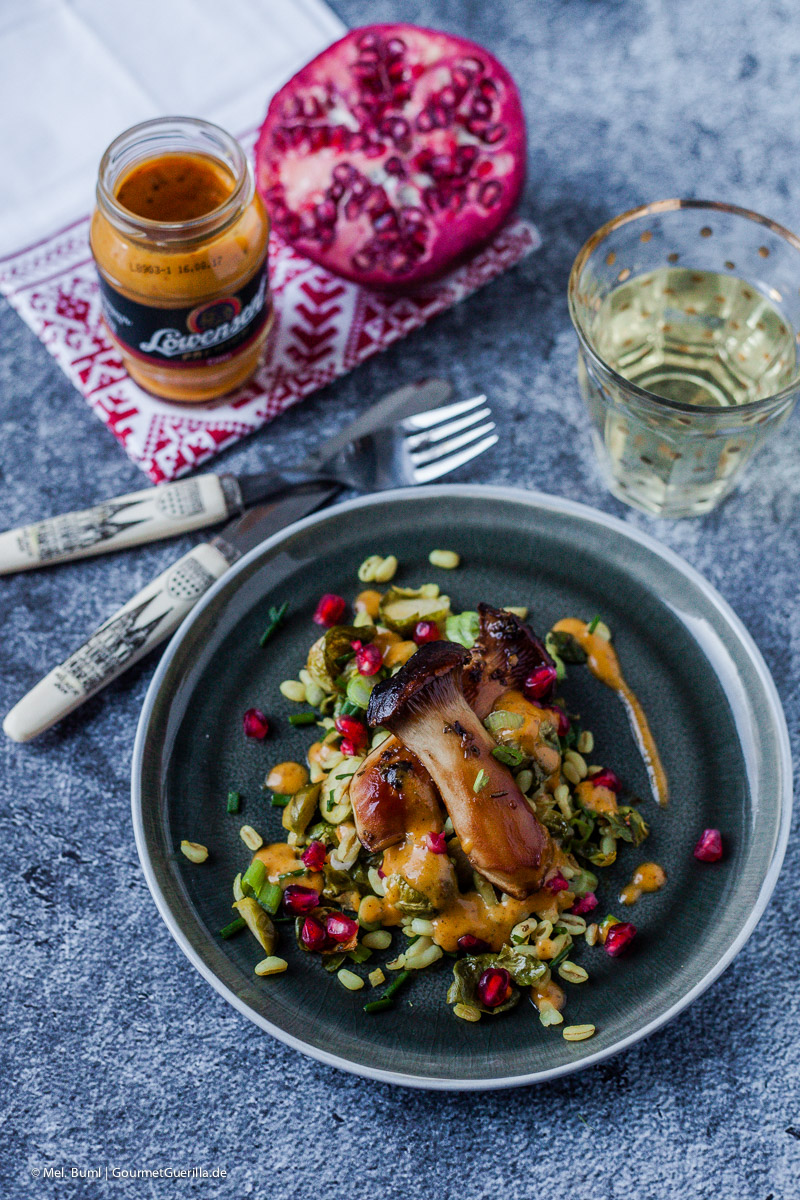 Winter salad with Brussels sprouts, wheat, fried mushrooms and Mustard-Chili-Dressing | GourmetGuerilla.de 